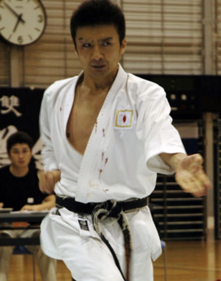 Norio Kawasaki — mit japanischer Flagge und Blut auf dem Anzug