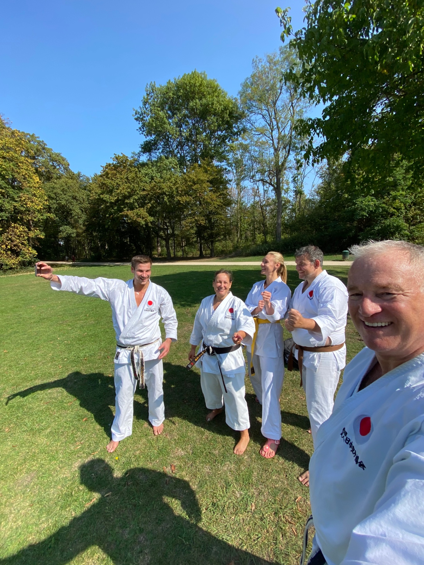 Outdoor-Training im Park – Gruppen-Selfie an einem sonnigen Tag
