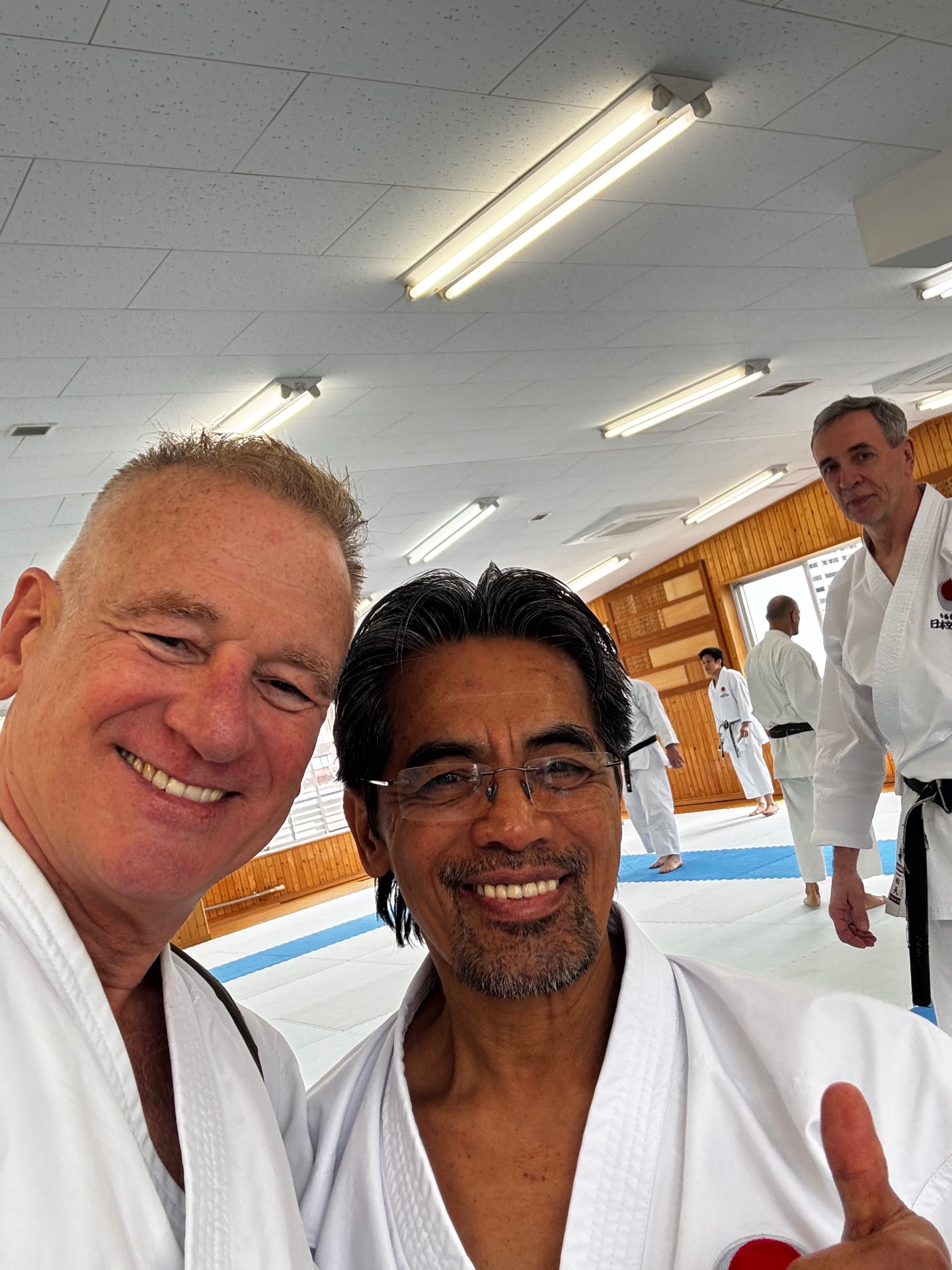Erinnerungsfoto im Dojo mit Karateka in Gi nach dem Training in Japan