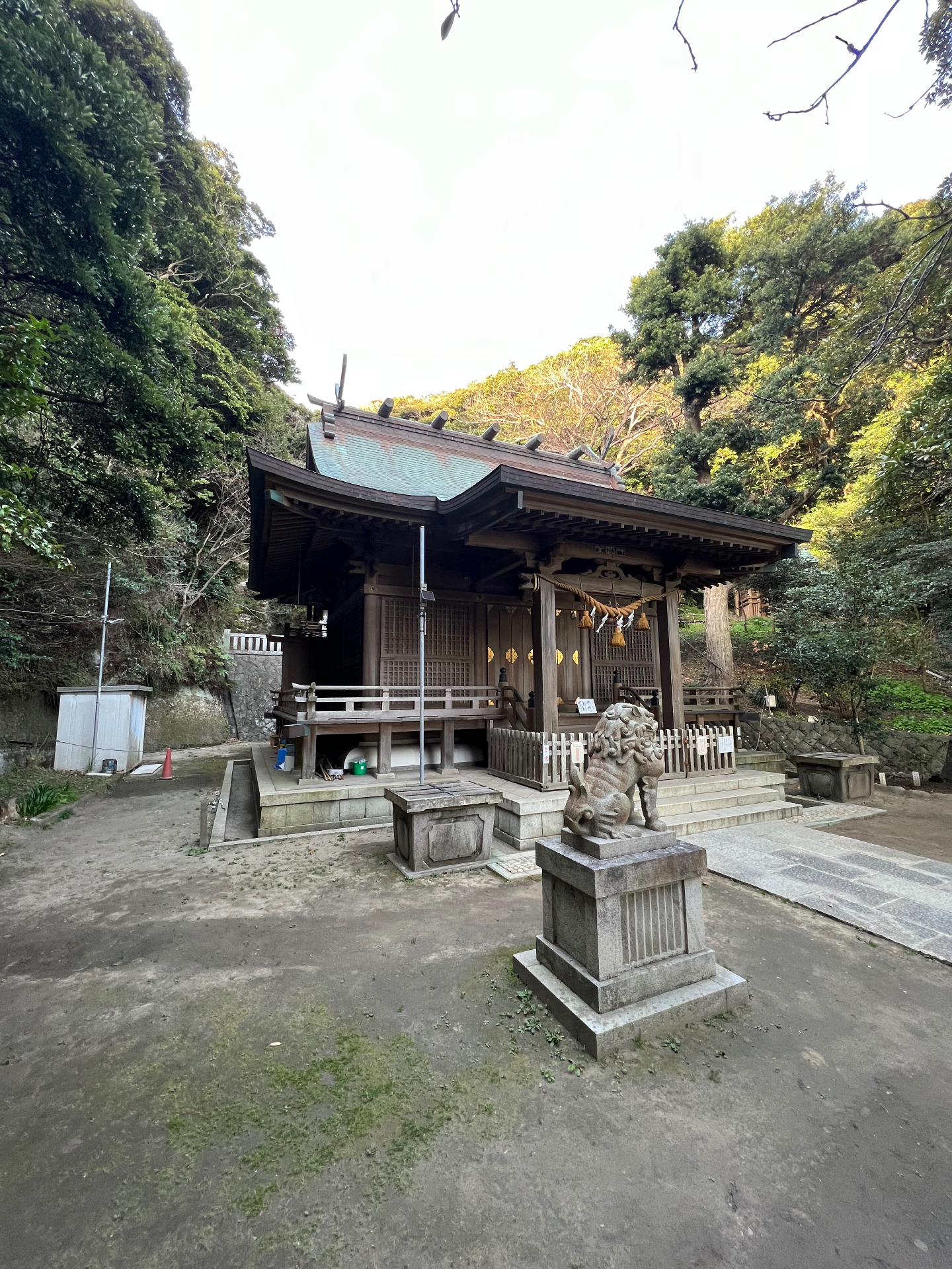 Traditioneller Holzschrein mit Kupferdach und Komainu-Wächter in Kamakura