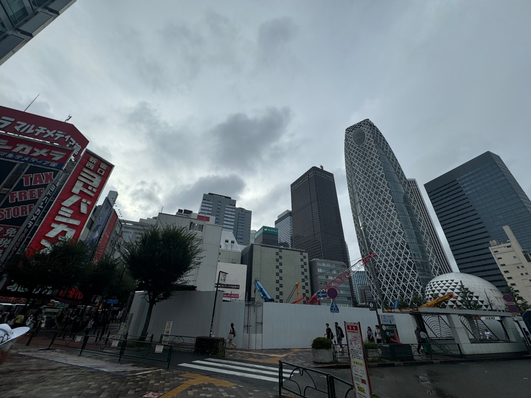 Mode-Gakuen-Cocoon-Tower und Hochhäuser am Westausgang der Shinjuku Station