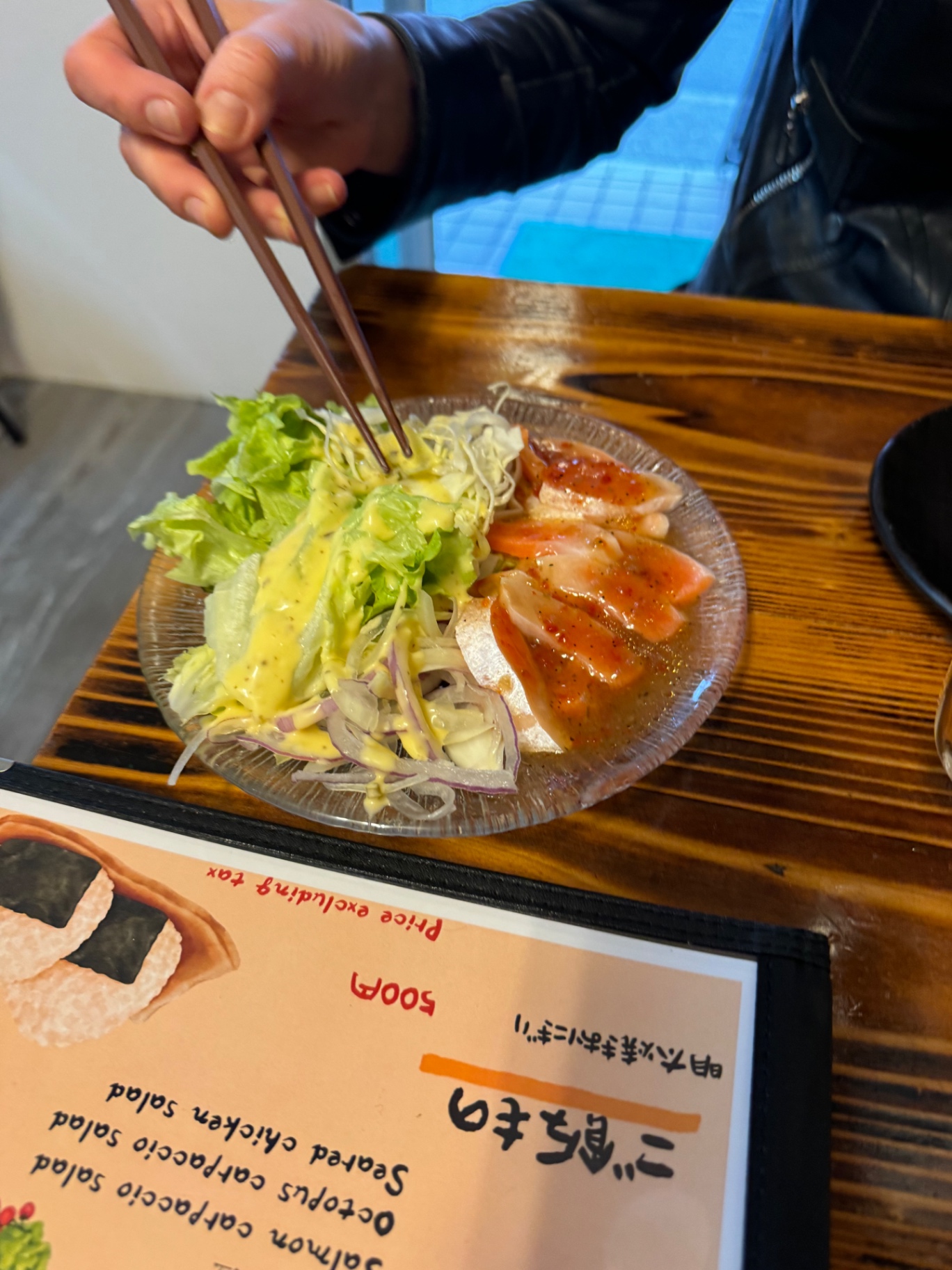 Lachs-Carpaccio-Salat mit Dressing in einem japanischen Restaurant