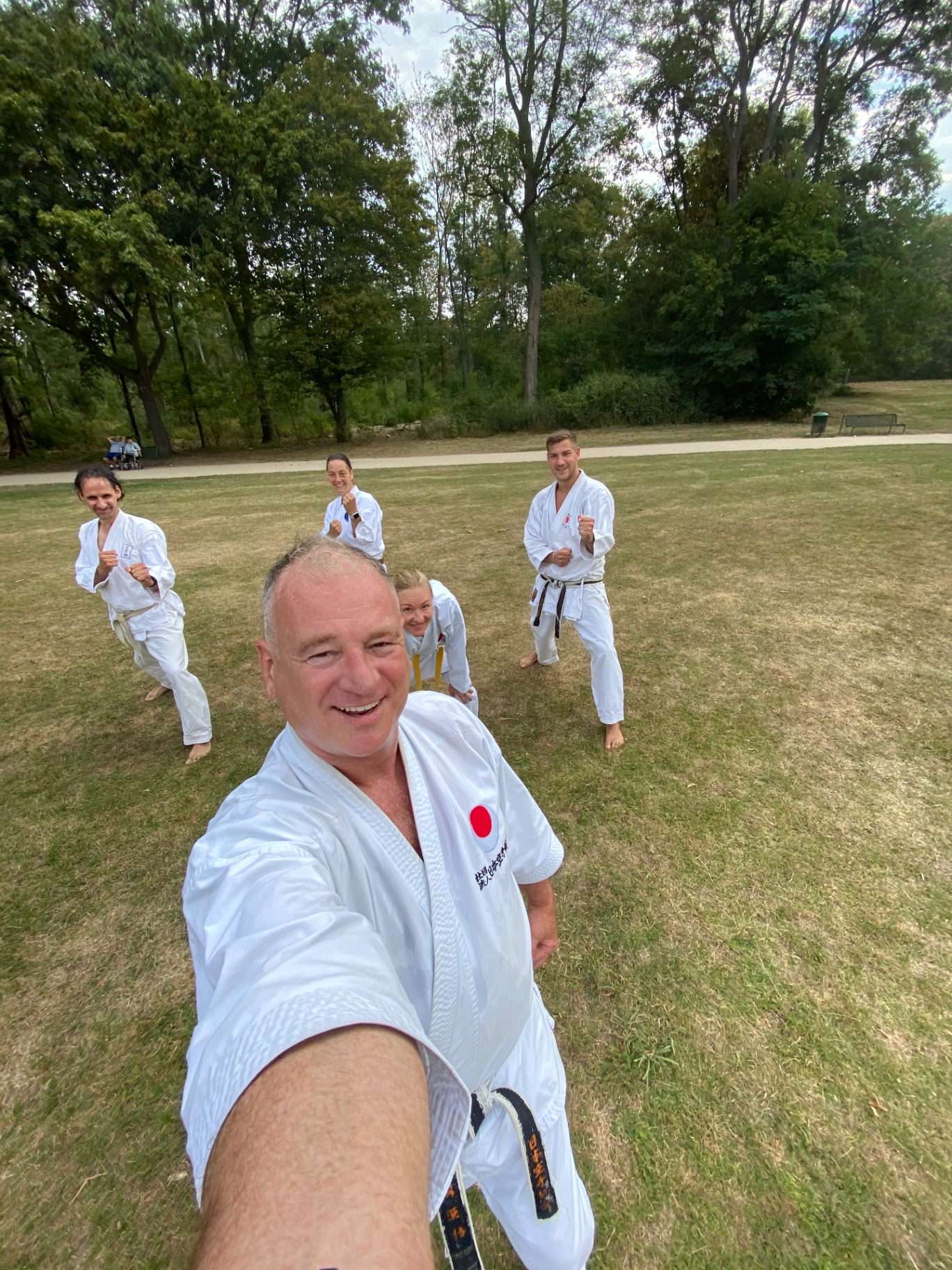 Karateka in Kamae beim Outdoor-Training im Park