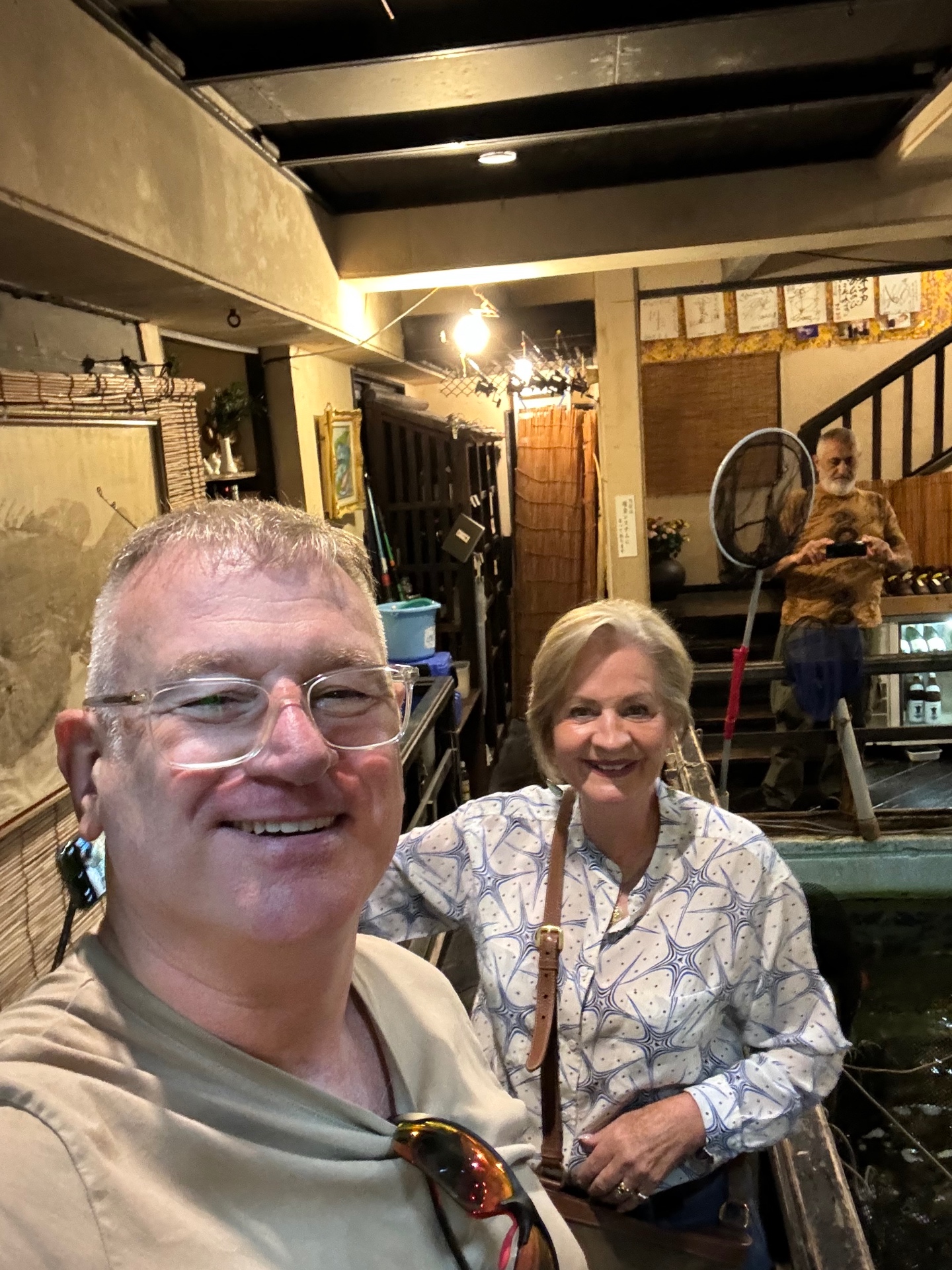 Selfie zu zweit in einer traditionellen Izakaya mit Fischbecken im Hintergrund