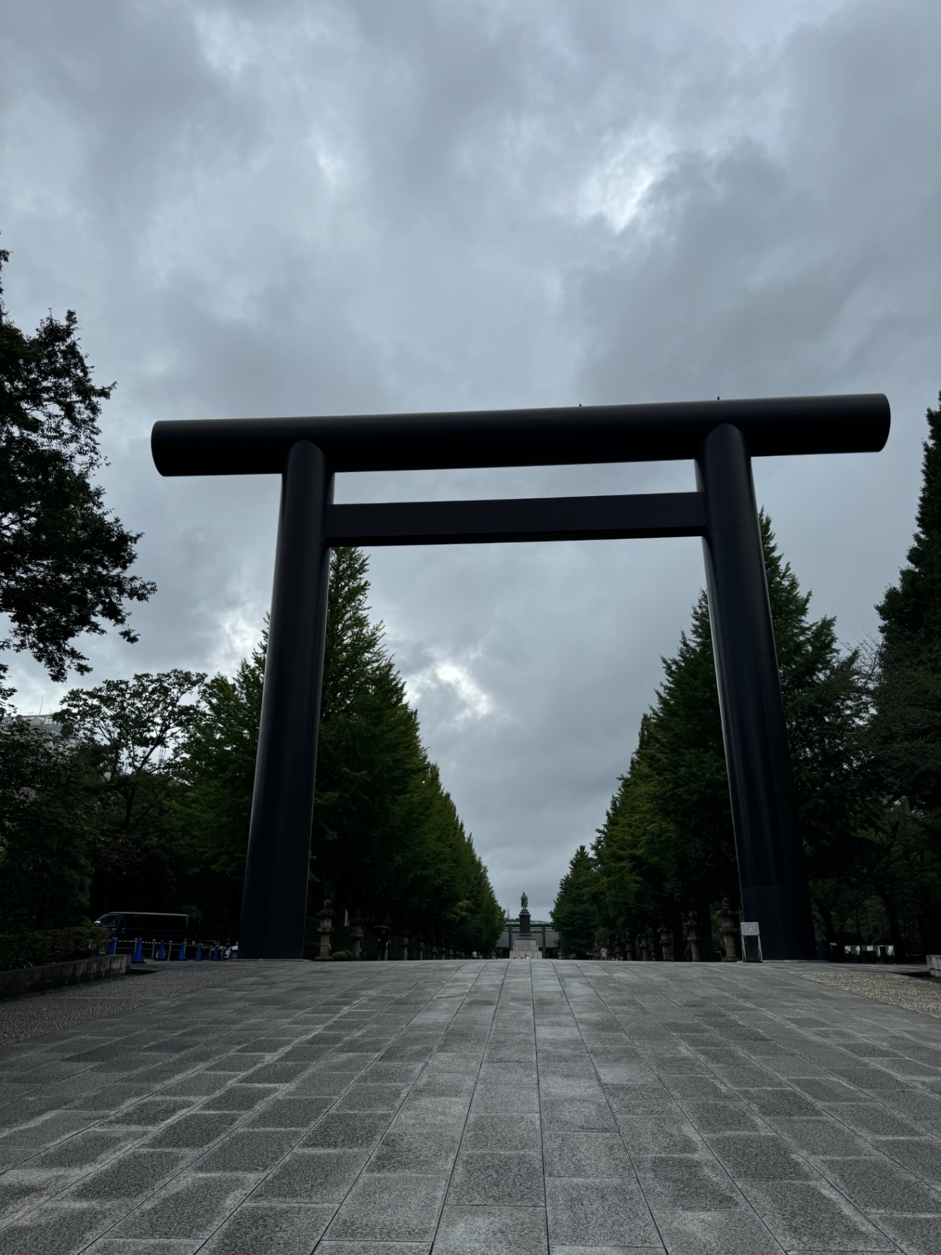 Großes schwarzes Stahl-Torii am Eingang zum Yasukuni-Schrein in Tokio