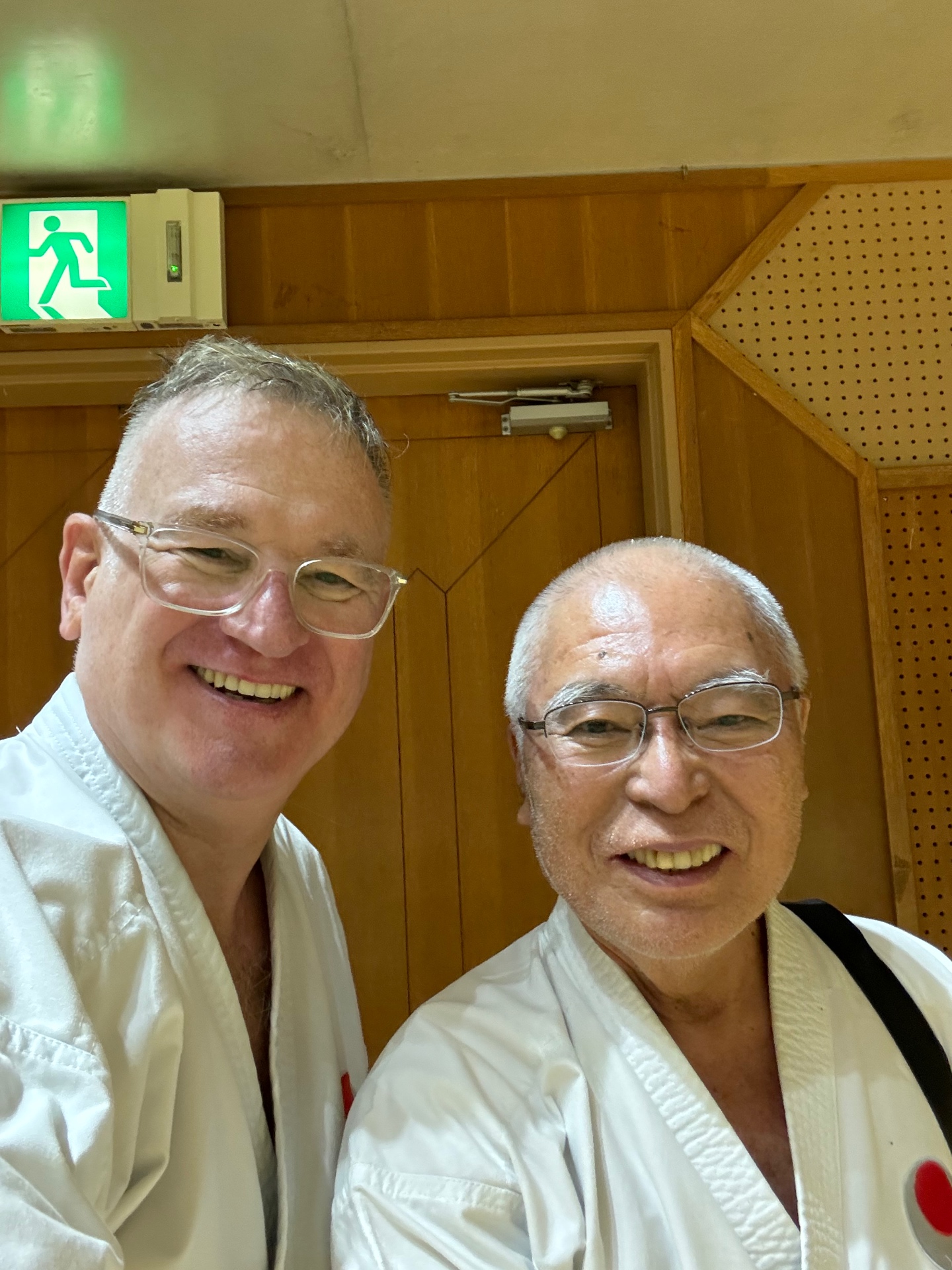 Selfie mit japanischem Sensei nach dem Karate-Training in Okinawa