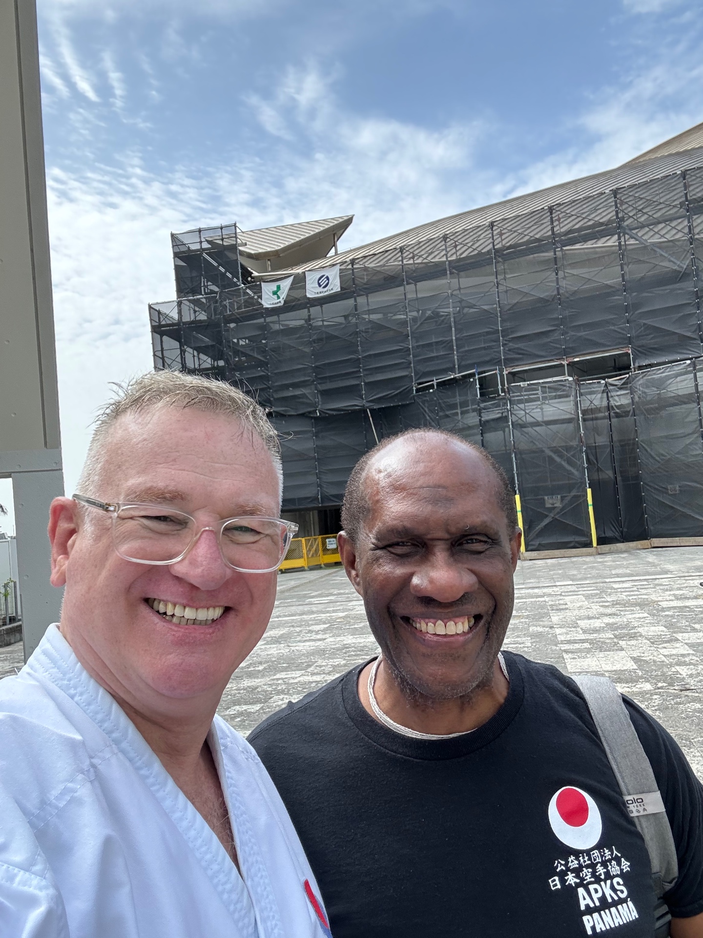 Selfie mit Karateka der APKS Panama vor dem Trainingsgebäude in Japan